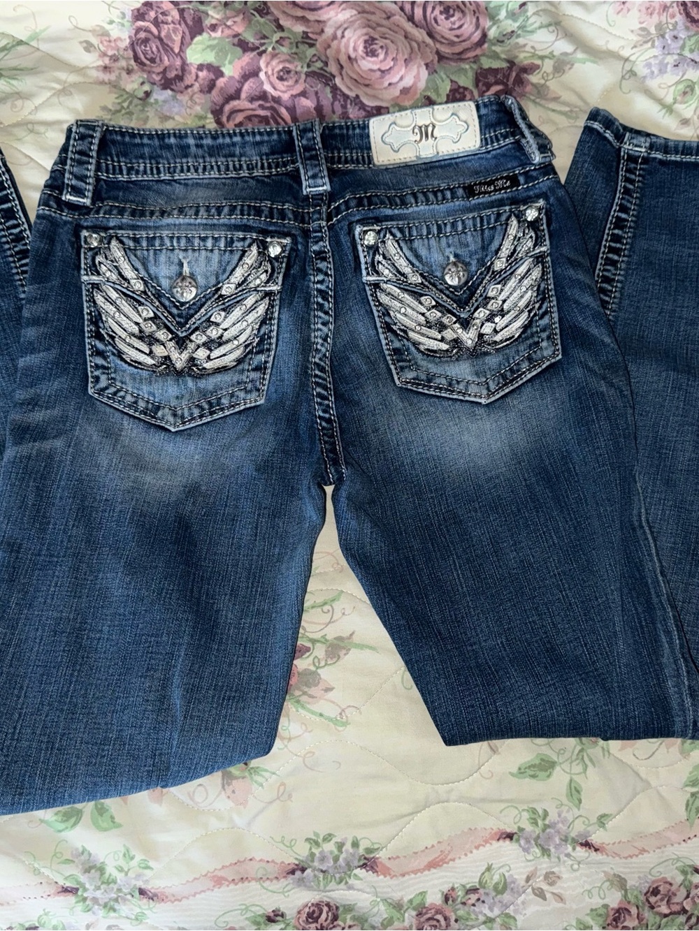 miss me low rise skinny jeans with silver wing on back pocket size 28